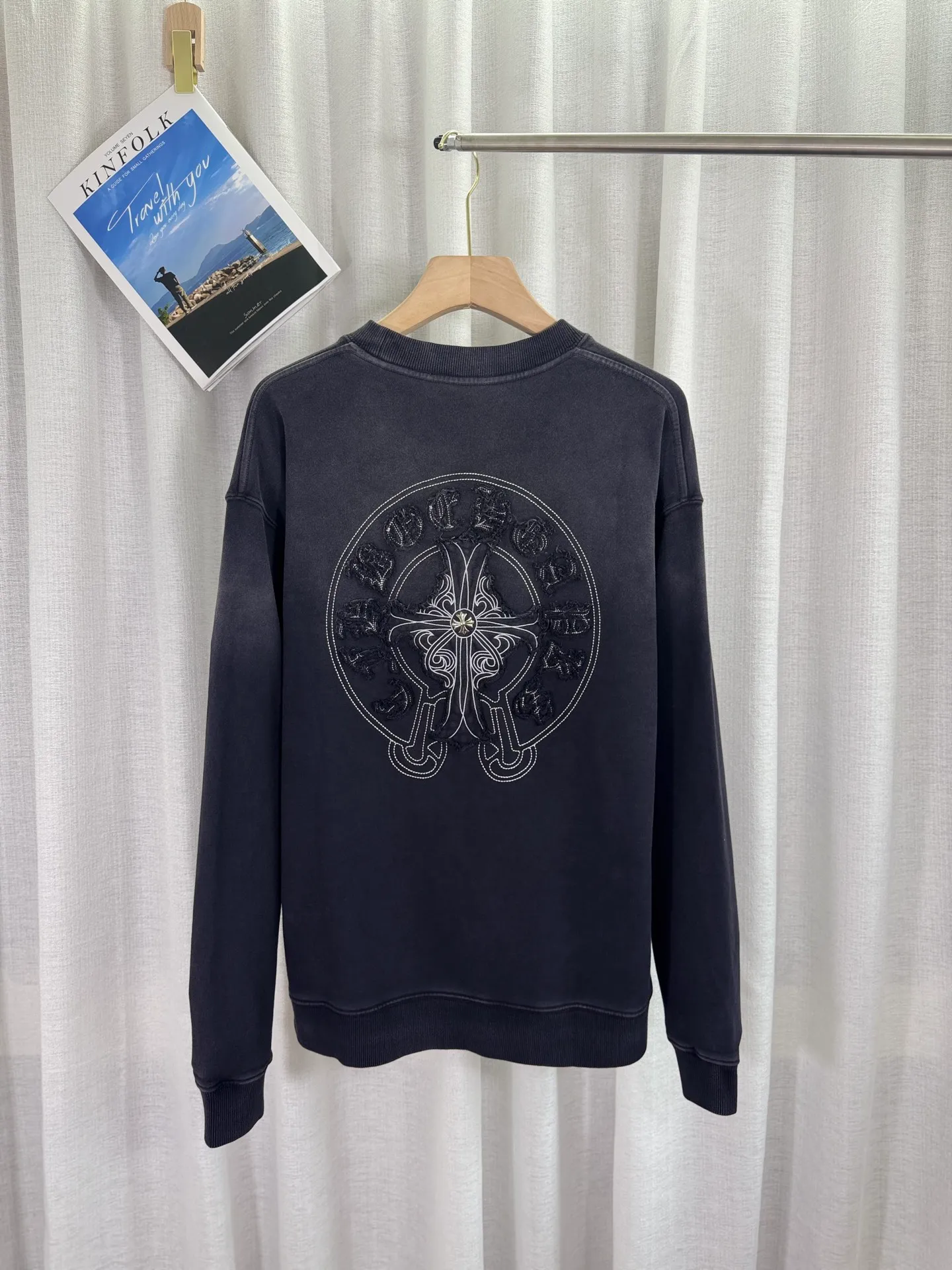 P280 top version, real shot without P, ​​different from market currency) 𝗖𝗵𝗿𝗼𝗺𝗲 𝗛𝗲𝗮𝗿𝘁𝘀/Cro Heart 2025 washed patch embroidery autumn and winter new original single counter American laser burnt 3D three-dimensional color embroidery couple casual sweatshirt 👑The highest version! Customized fabric 500g tripe terry fabric! American acid-washed and distressed original fabric laser burnt ✟appliqué embroidery and exquisite embroidery of letters! The best-selling model in the counter, very comfortable to wear. Accessories: original molded and authenticated collar label➕100% silk wash label. Genuine purchase-grade original hangtag➕matching hanging rope➕3D hanging beads➕original packaging bag. Craftsmanship: The original version has consistent wiring! The highest version of the armhole matching technique! Color: Blue Black Size: S M L XL Style No.: 1033